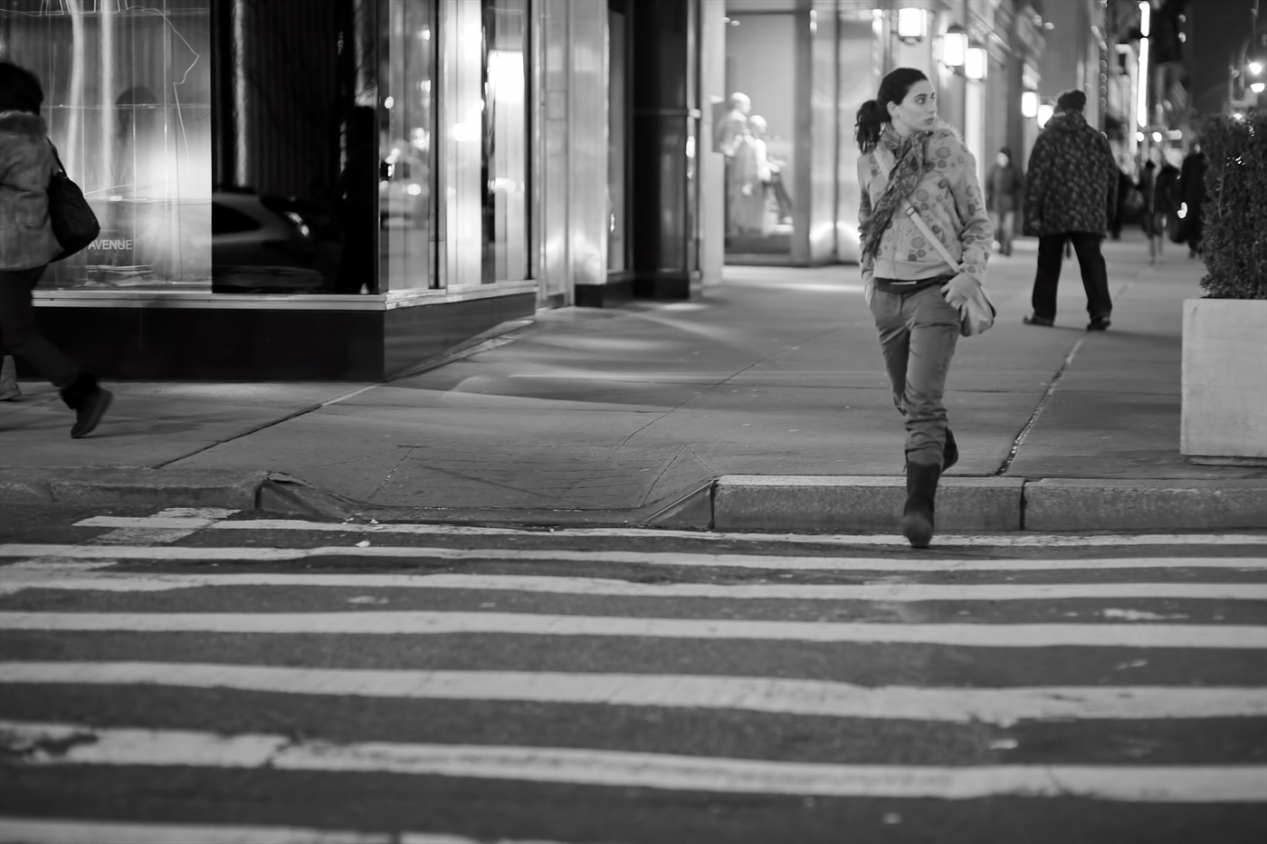 Он переходил дорогу не смотря по сторонам. Человек переходит дорогу. Фотосессия в переходе. Человек переходящий дорогу. Девушка на пешеходном переходе.